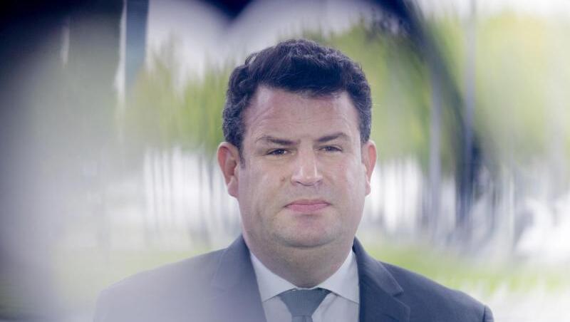 Hubertus Heil (SPD), Bundesminister für Arbeit und Soziales, im Anschluss an die Sitzung des Bundeskabinetts vor dem Kanzleram. Hubertus Heil (SPD), Bundesminister für Arbeit und Soziales, im Anschluss an die Sitzung des Bundeskabinetts vor dem Kanzleram.