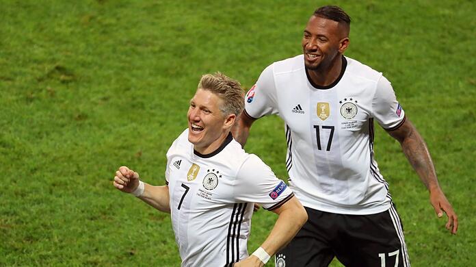 Macht sich für den Ex-Kollegen Boateng stark: Bastian Schweinsteiger (l.).