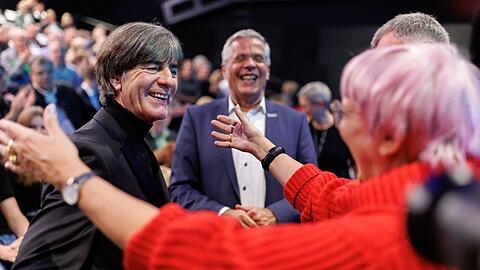 Joachim Löw (l) begrüßt Claudia Roth, Staatsministerin für Kultur und Medien.