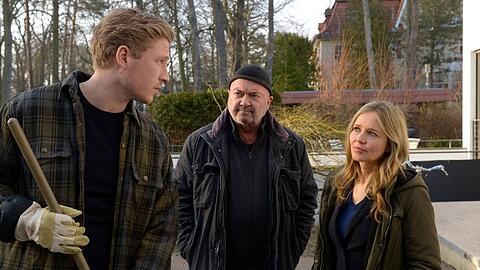 "Ein starkes Team: Kurierfahrt in den Tod": Otto (Florian Martens, m.) und Linett (Stefanie Stappenbeck) befragen Mark Reddemann (Arnfried Lerche).