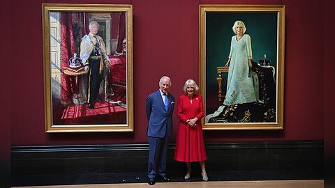 König Charles und Königin Camilla zeigen sich mit ihren neuen Porträts.