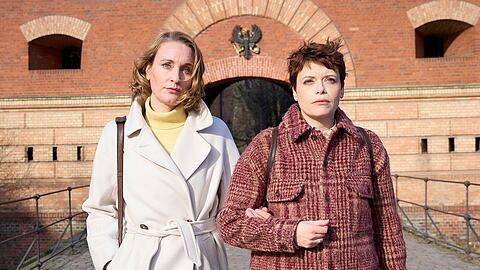 "Die Heiland - Wir sind Anwalt: Hexenjagd": Romy Heiland (Christina Athenstädt, l.) und ihre Assistentin Tilly Vogel (Sina Reiß) werden in einem Fall von Korruptionsverdacht in die Zitadelle Spandau gerufen.