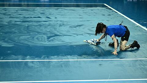 Ballkinder versuchten mit Handt&uuml;chern, die Pl&auml;tze im Melbourne Park wieder zu trocknen.