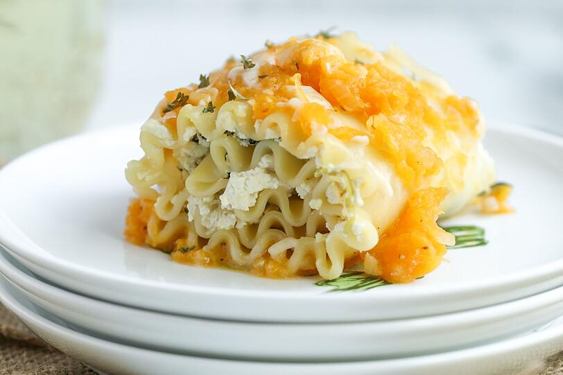 Eine nicht nur schmackhafte, sondern zudem dekorative Variante der klassischen Lasagne sind Lasagne-Rollen. Dafür werden die Lasagneplatten vorab in heißem Wasser bissfest gekocht, mit unterschiedlichsten Zutaten gefüllt und in kleine Pakete gerollt. Dicht nebeneinander werden die Lasagne-Rollen in eine Auflaufform gelegt. Dazu passt eine Kürbis-Tomaten-Sauce mit Fetakäse oder auch eine Marinara-Sauce mit Spinat und Pilzen. Eine nicht nur schmackhafte, sondern zudem dekorative Variante der klassischen Lasagne sind Lasagne-Rollen. Dafür werden die Lasagneplatten vorab in heißem Wasser bissfest gekocht, mit unterschiedlichsten Zutaten gefüllt und in kleine Pakete gerollt. Dicht nebeneinander werden die Lasagne-Rollen in eine Auflaufform gelegt. Dazu passt eine Kürbis-Tomaten-Sauce mit Fetakäse oder auch eine Marinara-Sauce mit Spinat und Pilzen.