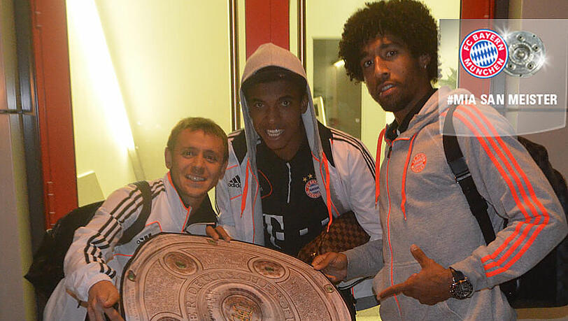 "The team just arrived at the Säbener Straße. We love you", steht unter diesem Foto des FC Bayern "The team just arrived at the Säbener Straße. We love you", steht unter diesem Foto des FC Bayern