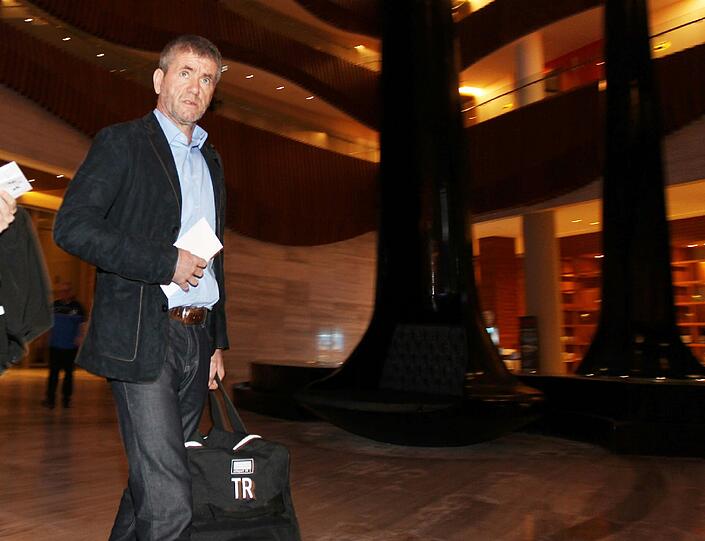 ... und der Trainer bei der Ankunft im Hotel.