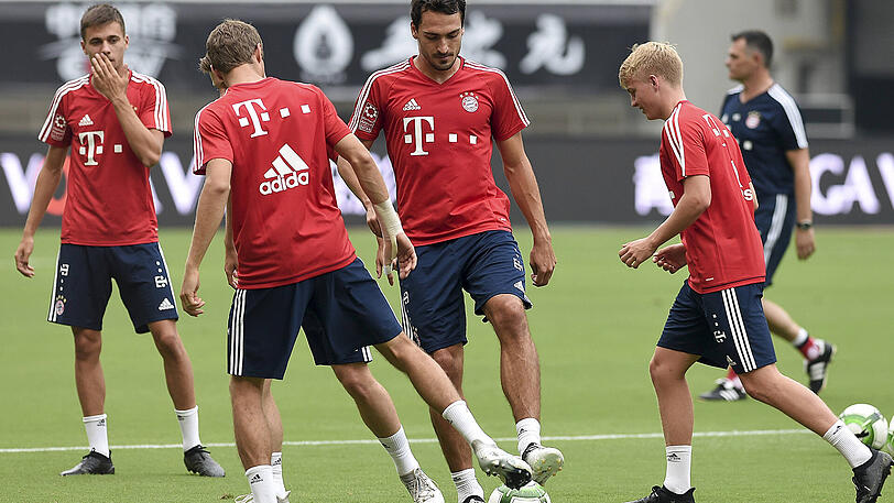 Um 11 Uhr Ortszeit bat Bayern-Trainer Carlo Ancelotti seine Stars auf einem Nebenplatz des Shanghai Stadiums zu einer ersten Einheit, nur wenig beschattet von den Hochhäusern der 24-Millionen-Einwohner-Metropole.