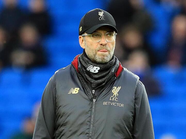 Jürgen Klopp, der Trainer von Liverpool, steht vor einer Tribüne. Foto: Gareth Fuller/Archiv