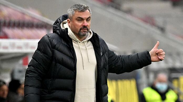 Bochums Trainer Thomas Reis gibt Anweisungen.