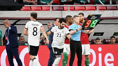 In der 69. Minute wurde Ilkay Gündogan (M) für Leon Goretzka (l) eingewechselt.
