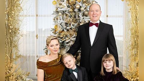 Fürstin Charlène sowie Fürst Albert II. und die beiden Kinder des monegassischen Fürstenpaares - Jacques und Gabriella - senden mit einem neuen Foto weihnachtliche Grüße.