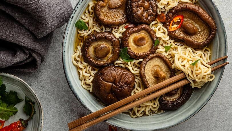 Die traditionelle japanische Ramen-Suppe schmeckt nicht nur im Restaurant. Auch zu Hause l&auml;sst sie sich einfach und kosteng&uuml;nstig f&uuml;r die Mittagspause vorbereiten.
