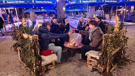 Gem&uuml;tlich zusammensitzen und den anderen beim Eisstockschie&szlig;en zuschauen. Auch das ist in der Menterschwaige m&ouml;glich.