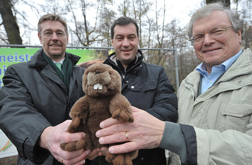 Der echte Biber zeigt sich nur in der Abenddämmerung, daher präsentierten SÖR-Boss Ronald Höfler, Umweltminister Markus Söder und BN&ndash;Chef Hubert Weiger (v.li.) ihre Aktion mit einem Plüsch-Kollegen.