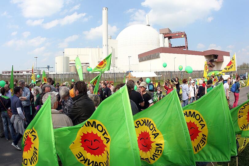 Demonstranten stehen am 26.04.2014 auf einer bunten Meile vor dem Kernkraftwerk in Brokdorf (Schleswig-Holstein). Mehrere hundert Demonstranten erinnerten zum 28. Jahrestag der Reaktorkatastrophe von Tschernobyl an die Opfer und fordern die Stilllegung des AKW Brokdorf.