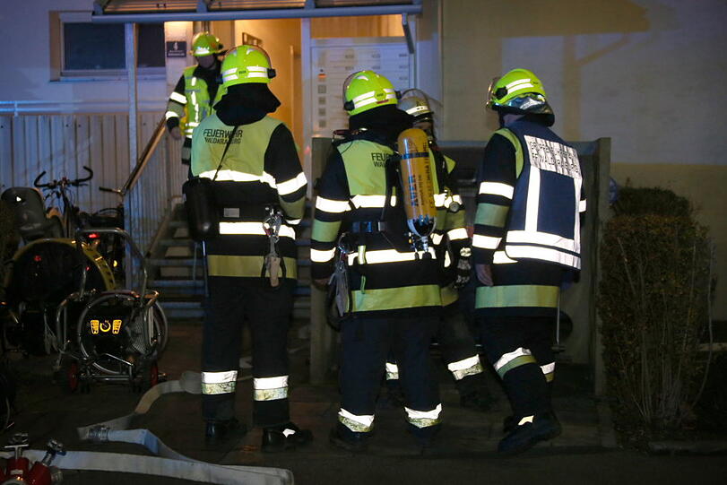 Die Küche verkohlte landete im Vorgarten. Die Bilder vom Feuerwehreinsatz in Waldkraiburg.