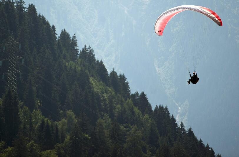 Ein 27-Jähriger aus Straubing ist am Samstag mit seinem Paraglider in den Tod gestürzt.