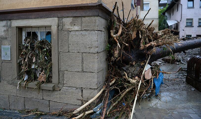 In der Nacht zum Montag hat es in Bayern und Baden-Württemberg schwerste Unwetter mit Überschwemmungen, Erdrutschen, Hagel und Sturm gegeben - die Bilder machen betroffen.