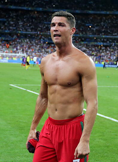 Das Ronaldo-Drama: Auf und Ab des portugiesischen Superstars im EM-Finale gegen Gastgeber Frankreich. Die einmaligen Bilder von Ronaldo, der von der tragischen Figur zum weltbesten Co-Trainer mutierte und dann zum großen Triumphator wurde.