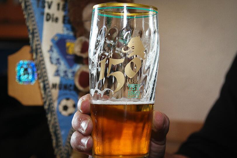 ...das Sechzger-Bierglasl. Mit der goldenen Zahl 150 für das Jubiläum des Vereins vor drei Jahren.
