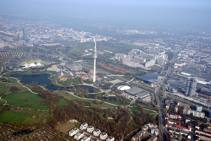 Milbertshofen mit BMW-Welt und Olympiapark von oben.