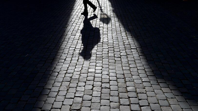 Der 19-Jährige versuchte die Frau zu vergewaltigen, als ihre beiden Begleiter gerade weg waren. (Symbolbild)