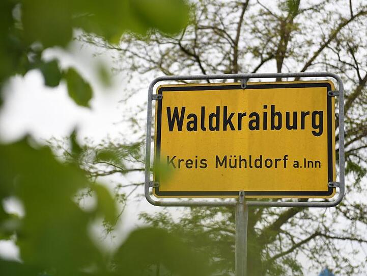 Das Ortschld von Waldkraiburg ist am Ortseingang zu sehen. Foto: Angelika Warmuth/dpa/Symbolbild