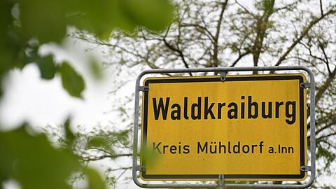 Das Ortschld von Waldkraiburg ist am Ortseingang zu sehen. Foto: Angelika Warmuth/dpa/Symbolbild
