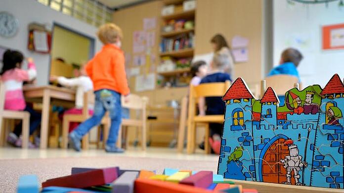 Abwägen zwischen Infektionsschutz und pädagogischem und sozialem Auftrag: Dürfen Eltern ihren Kinder auch bei leichten Erkältungssymptomen in Kita und Schule schicken?.