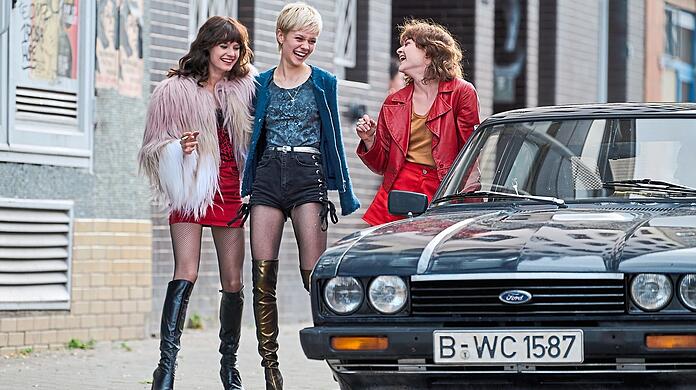 Die Schauspielerinnen Jana McKinnon (links, als Christiane), Lea Drinda (Babsi) und Lena Urzendowsky (Stella).