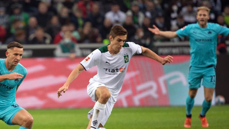 Florian Neuhaus (r) und die Gladbacher dominierten gegen Fürth.