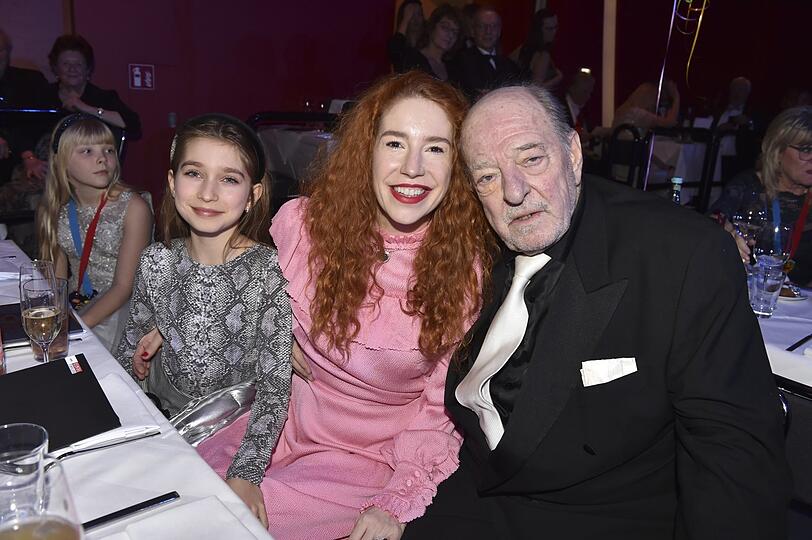 Unter den Gästen im Deutschen Theater: Hit-Komponist Ralph Siegel mit seiner Frau Laura und deren Tochter Ruby.