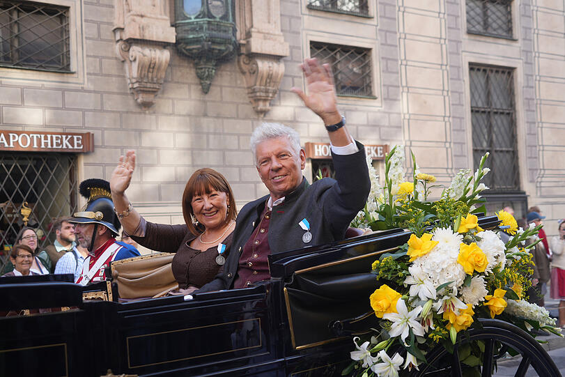 Am 21. September 2024 begann wieder einmal die fünfte Jahreszeit in München. Doch bevor o'zapft werden kann, muss der Mann der Stunde angemessen kutschiert werden: Oberbürgermeister Dieter Reiter mit seiner Frau Petra.
