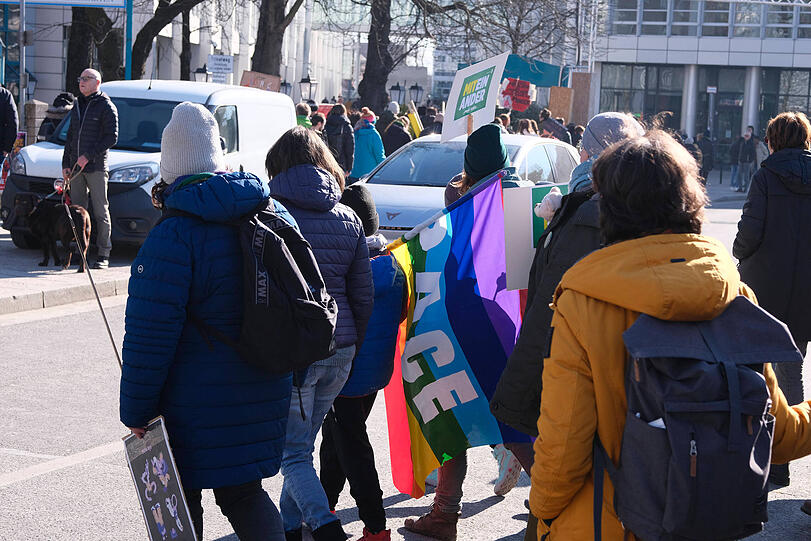 Demonstranten auf dem Weg zur Theresienwiese.