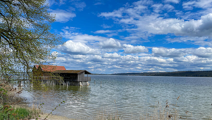 Am Ammersee locken Uferwege und eine Schifffahrt mit Blick über den See.