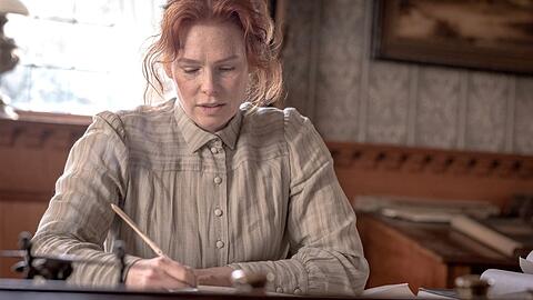 Hat die F&auml;den in der Hand: Henny Reents als Elisabeth Pape in der ARD-Serie "Schwarzes Gold".