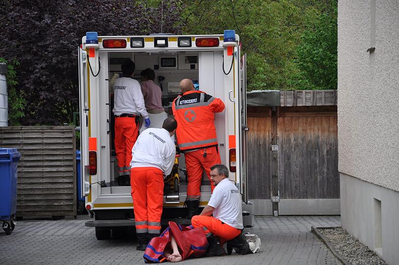 Zu starker Rauchentwicklung kam in der Hauptstrasse in Töging. Eine Mutter wollte mit ihren Kindern in der Wohnung mit zwei Grills grillen.