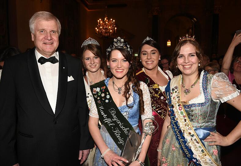 Der bayerische Ministerpräsident Horst Seehofer (v.l) posiert mit der Herrnbräu Weißbierkönigin Julia Lazar, der Bayerischen Kartoffelkönigin Marina Heigl, der Jura Gerstenkönigin Lisa Hammer und der Schrobenhausener Spargelkönigin Martina Reichhold.
