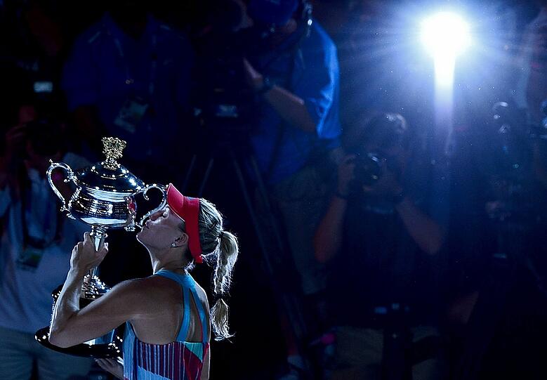 Bussi für den Pokal: Angelique Kerber gewinnt im Januar bei den Australian Open den ersten Grand Slam ihrer Karriere - und hat somit als erste deutsche Tennisspielerin seit Steffi Graf vor 17 Jahren wieder einen Major-Titel geholt.