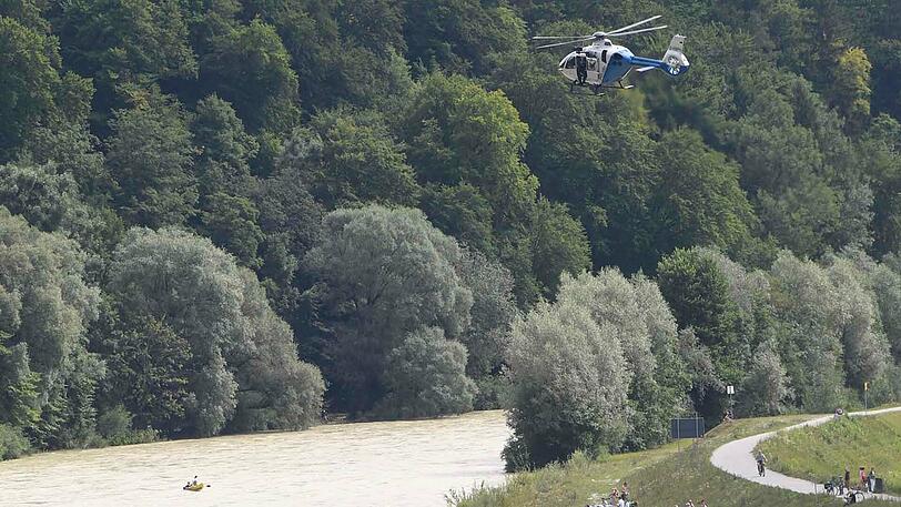Polizei, Feuerwehr und Rettungsdienst an der Isar auf Höhe der Großhesseloher Brücke. Hier kenterte am Samstagabend ein Schlauchboot mit vier Männern.