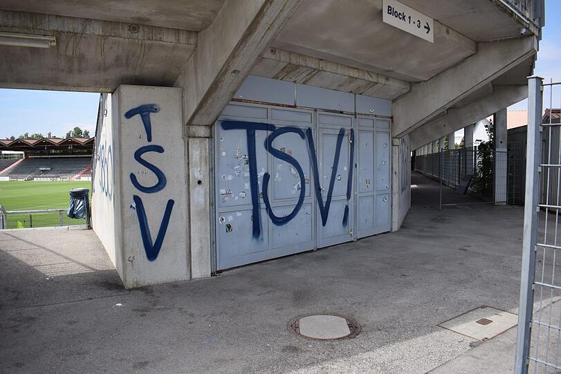 Schmierereien im Sportpark: Mutmaßlich Fans des TSV 1860 haben den Gästeblock im Stadion der SpVgg Unterhaching in den Farben Blau und Weiß besudelt.