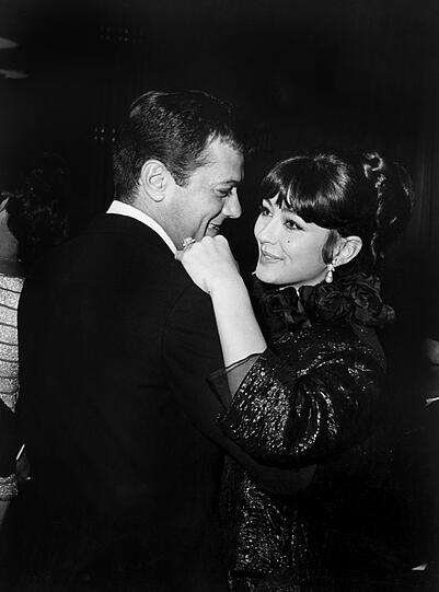 Das Schauspieler-Ehepaar Tony Curtis und Christine Kaufmann tanzend auf einem Fest.