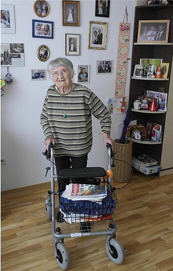 Luise Mende in ihrem Zuhause im MFZ Freimann. Viele Fotos der Kinder, Enkel und Urenkel zieren die Wand.
