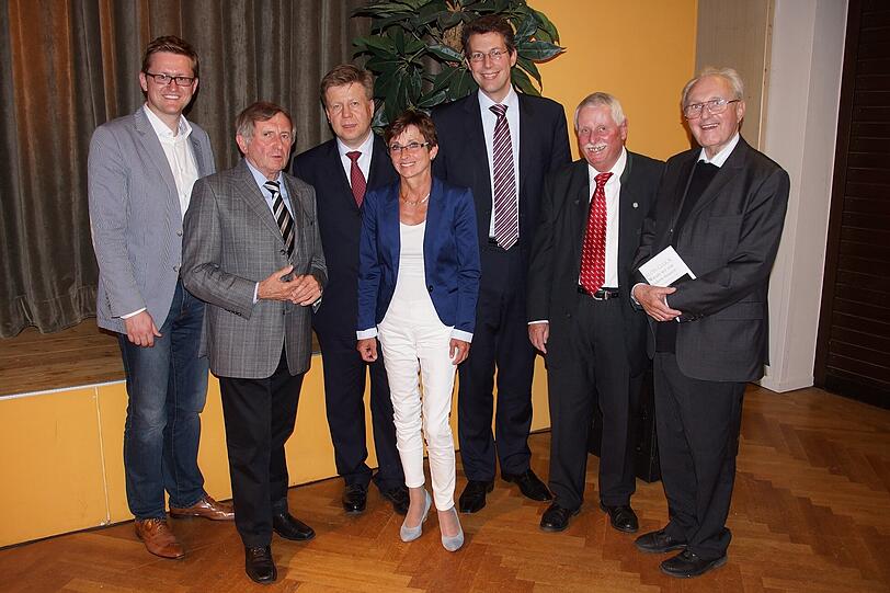 V. l.: Bundestagskandidat Wolfgang Stefinger, Landtagspräsident a.D.
Alois Glück, Stadtrat und Landtagskandidat für Bogenhausen, Robert Brannekämper, Bezirkstagsvizepräsidentin Friederike Steinberger, Landtagsabgeordneter Markus Blume, Bezirksrat Anton Spitlbauer und Geistlicher Rat Herbert Kellermann.