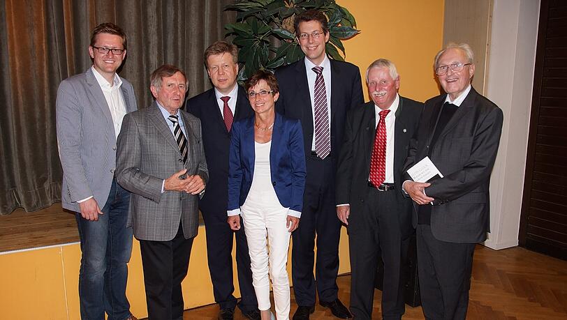 V. l.: Bundestagskandidat Wolfgang Stefinger, Landtagspräsident a.D.
Alois Glück, Stadtrat und Landtagskandidat für Bogenhausen, Robert Brannekämper, Bezirkstagsvizepräsidentin Friederike Steinberger, Landtagsabgeordneter Markus Blume, Bezirksrat Anton Spitlbauer und Geistlicher Rat Herbert Kellermann. V. l.: Bundestagskandidat Wolfgang Stefinger, Landtagspräsident a.D.
Alois Glück, Stadtrat und Landtagskandidat für Bogenhausen, Robert Brannekämper, Bezirkstagsvizepräsidentin Friederike Steinberger, Landtagsabgeordneter Markus Blume, Bezirksrat Anton Spitlbauer und Geistlicher Rat Herbert Kellermann.