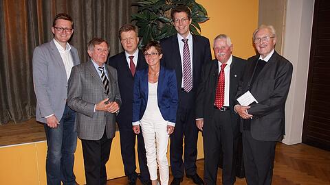 V. l.: Bundestagskandidat Wolfgang Stefinger, Landtagspräsident a.D.
Alois Glück, Stadtrat und Landtagskandidat für Bogenhausen, Robert Brannekämper, Bezirkstagsvizepräsidentin Friederike Steinberger, Landtagsabgeordneter Markus Blume, Bezirksrat Anton Spitlbauer und Geistlicher Rat Herbert Kellermann.