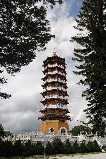 Nach einer Wanderung zum 954 Meter hohen Gipfel des Berges Erlong erreichen wir die Pagode Ci-En. Taiwans ehemaliger Präsident Chiang Kai-Shek ließ den neunstöckigen Turm 1971 zum Andenken an seine Mutter errichten.