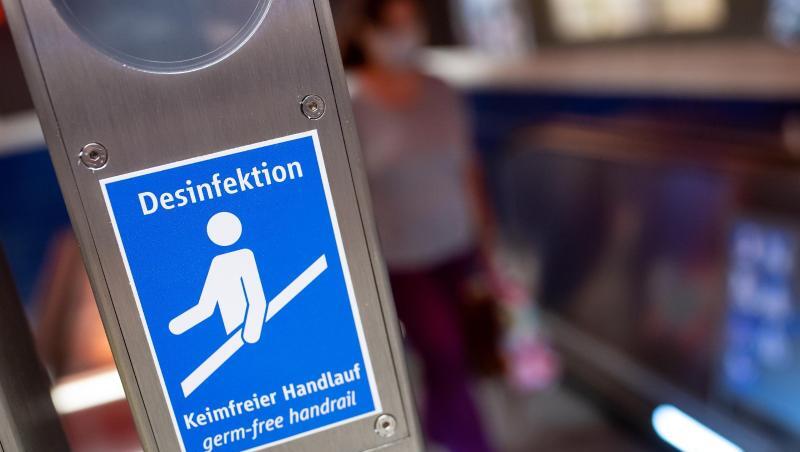 Ein Schild mit der Aufschrift "Desinfektion - Keimfreier Handlauf" ist an einer Rolltreppe zu sehen. Foto: Sven Hoppe/dpa Ein Schild mit der Aufschrift "Desinfektion - Keimfreier Handlauf" ist an einer Rolltreppe zu sehen. Foto: Sven Hoppe/dpa