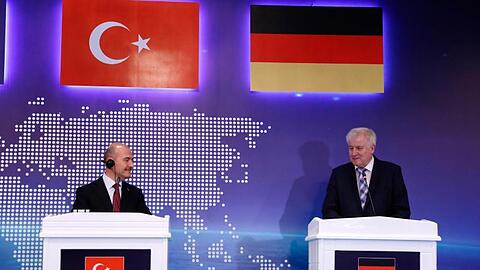 Der türkische Innenminister Süleyman Soylu (l.), und Horst Seehofer während einer gemeinsamen Pressekonferenz.