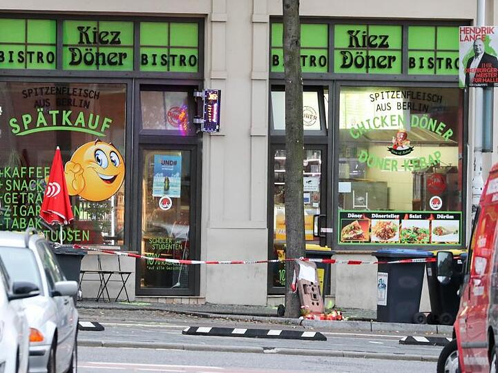 Absperrband der Polizei hängt vor dem Dönerladen in Halle.